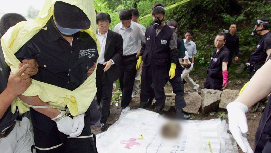 事件一切要由一宗新沙洞的闖宅凶殺案說起。屋內一名老翁及僱人遭殺 事件一切要由一宗新沙洞的闖宅凶殺案說起。屋內一名老翁及僱人遭殺