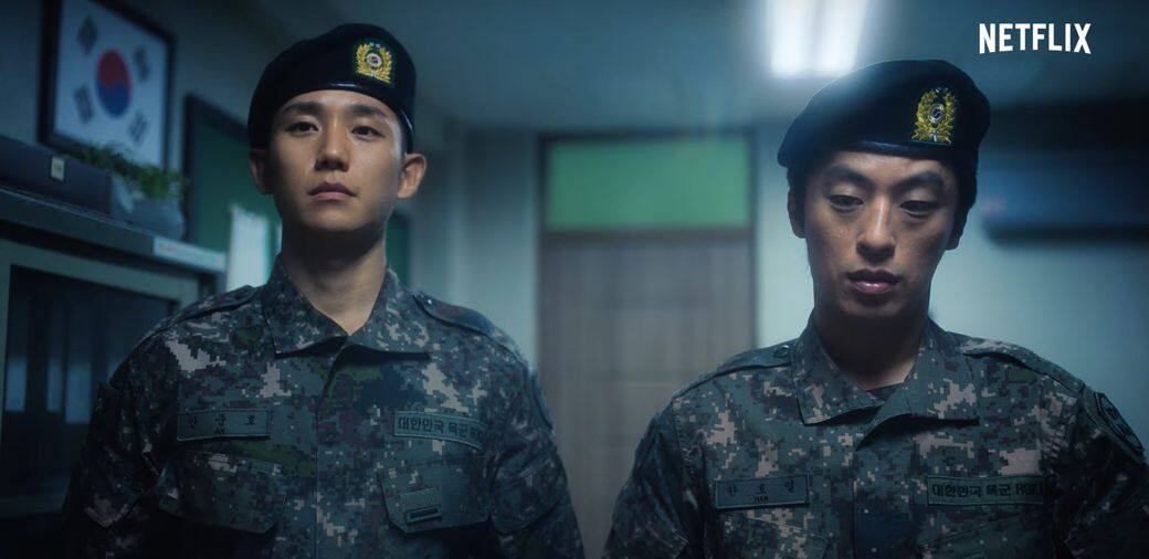 類型:軍旅&劇情|主演:丁海寅、具敎煥|首播:8/27|亮點:姐姐的「小奶狗」丁海寅挑戰硬漢角色讓人心動
《D.P 逃兵追緝令》以鮮為人知的「逃兵追緝組」為故事背景,性格冷靜卻不懂世故的新手二等兵安俊浩,在無法適應軍隊生活的情況下加入追緝組,與看似無所事事的辦案老手韓浩烈一起執行任務。他們跑遍韓國南北、抽絲剝繭查找當事人逃兵的原因:是部隊的不公正、上級的漠視、或是家庭的掙扎? 類型:軍旅&劇情|主演:丁海寅、具敎煥|首播:8/27|亮點:姐姐的「小奶狗」丁海寅挑戰硬漢角色讓人心動
《D.P 逃兵追緝令》以鮮為人知的「逃兵追緝組」為故事背景,性格冷靜卻不懂世故的新手二等兵安俊浩,在無法適應軍隊生活的情況下加入追緝組,與看似無所事事的辦案老手韓浩烈一起執行任務。他們跑遍韓國南北、抽絲剝繭查找當事人逃兵的原因:是部隊的不公正、上級的漠視、或是家庭的掙扎?