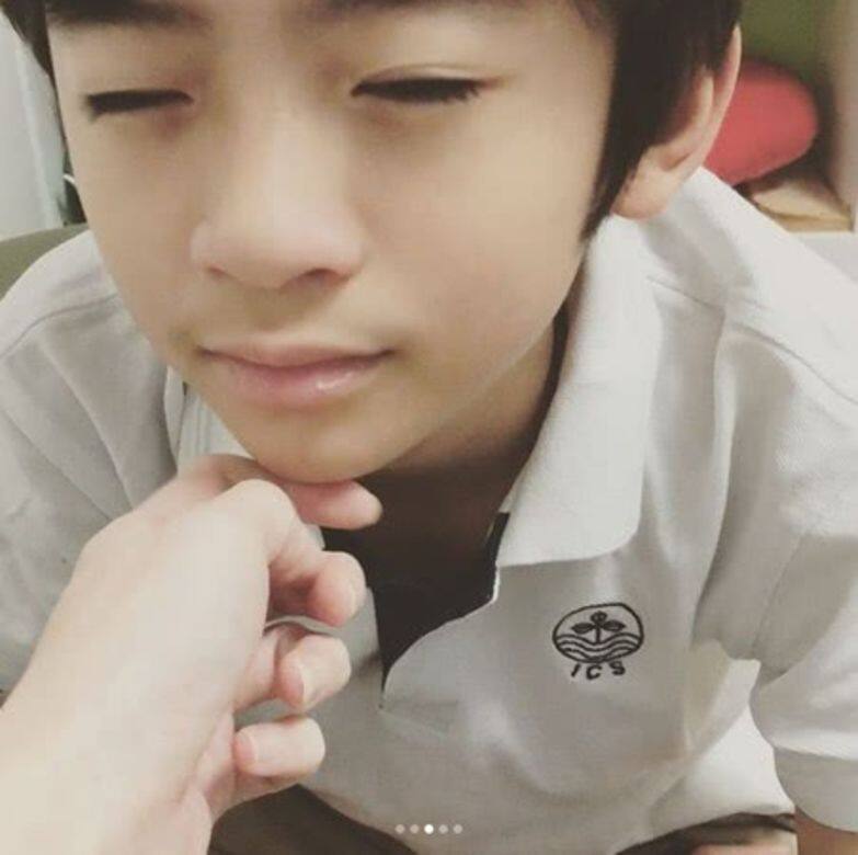 張栢芝日前於Instagram中貼出兒子Lucas的校服相 張栢芝日前於Instagram中貼出兒子Lucas的校服相