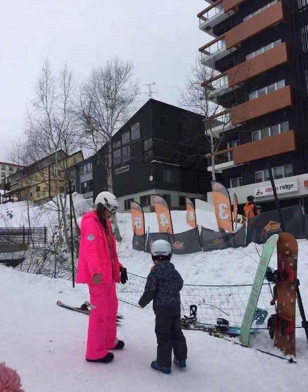 同樣戴着頭盔的應采兒相信亦有參與滑雪,有 同樣戴着頭盔的應采兒相信亦有參與滑雪,有