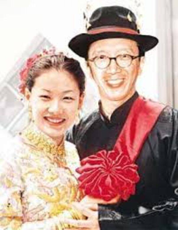 當年只有23歲的伏明霞突然宣佈下嫁49歲的梁錦 當年只有23歲的伏明霞突然宣佈下嫁49歲的梁錦
