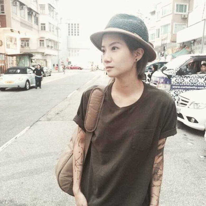 盧凱彤日前於跑馬地住所墜樓離世,她的親友和太太陸續到達事發現場 盧凱彤日前於跑馬地住所墜樓離世,她的親友和太太陸續到達事發現場