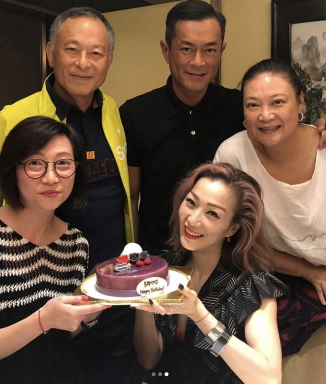 兩人相識了20年,當年曾合作拍TVB港劇《寵物情緣》。其實,Sammi與古仔私交甚篤,他跟Sammi食生日飯時,杜Sir亦是座上客之一。 兩人相識了20年,當年曾合作拍TVB港劇《寵物情緣》。其實,Sammi與古仔私交甚篤,他跟Sammi食生日飯時,杜Sir亦是座上客之一。