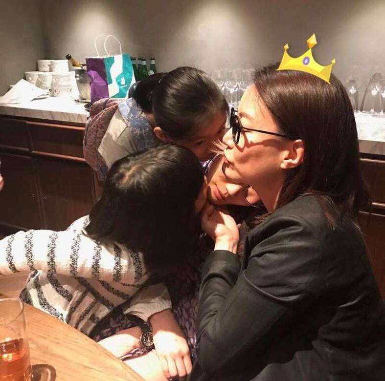 之前她與經理人霍汶希(Mani)慶祝生日時 之前她與經理人霍汶希(Mani)慶祝生日時