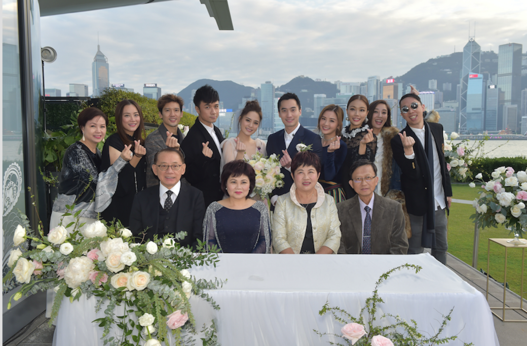 當阿嬌與賴弘國完成交換結婚戒指儀式後 當阿嬌與賴弘國完成交換結婚戒指儀式後