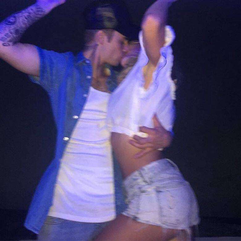 自從Justin Bieber訂婚後,兩個人幾乎形影不離。有傳他們要舉辦一場迷你婚禮 自從Justin Bieber訂婚後,兩個人幾乎形影不離。有傳他們要舉辦一場迷你婚禮