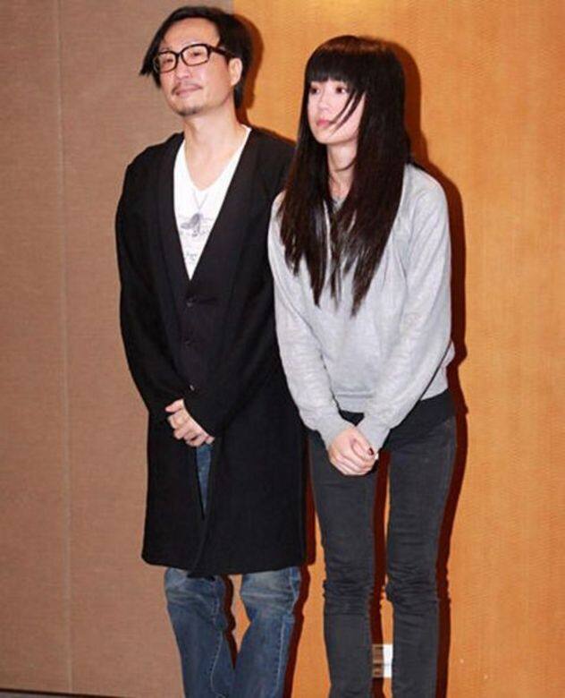 直到2010年他們召開記者會宣佈離婚,大家才驚訝兩人原來早於2006年已經 直到2010年他們召開記者會宣佈離婚,大家才驚訝兩人原來早於2006年已經