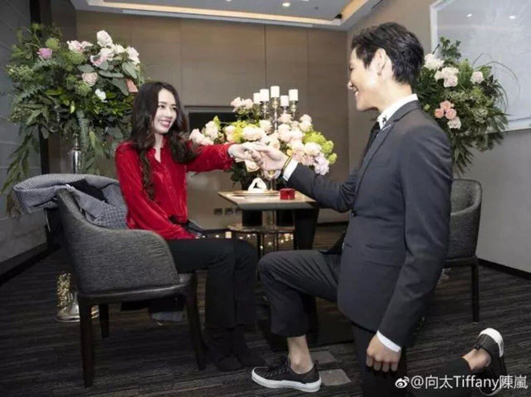向佐郭碧婷拍攝《最美的時光》相識,相識三個月就確定戀人關係,火速訂婚。 向佐郭碧婷拍攝《最美的時光》相識,相識三個月就確定戀人關係,火速訂婚。
