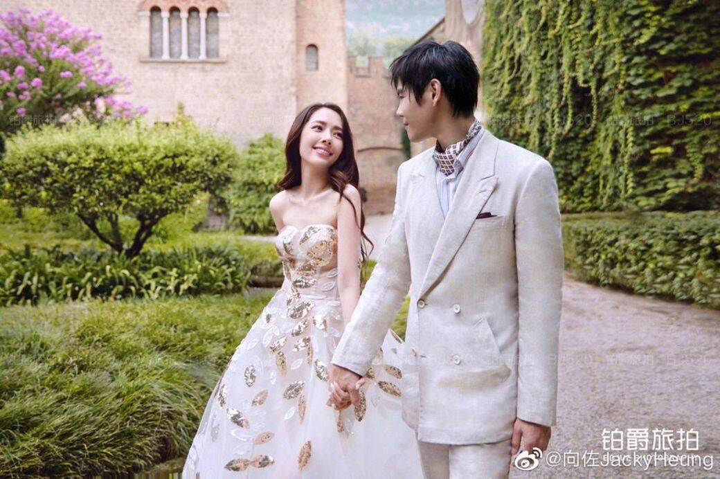 向佐、郭碧婷在微博上載了數張婚紗照,兩人十分匹配。 向佐、郭碧婷在微博上載了數張婚紗照,兩人十分匹配。