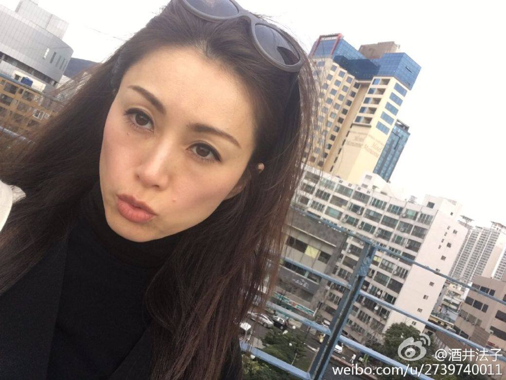 留言隨即引起網民的不滿,指摘她是直接向粉絲「乞錢 留言隨即引起網民的不滿,指摘她是直接向粉絲「乞錢