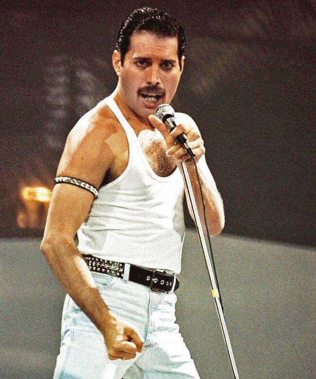 除了外形上似足Freddie外,Rami為了演活因為愛滋病而逝世的主唱Freddie 除了外形上似足Freddie外,Rami為了演活因為愛滋病而逝世的主唱Freddie