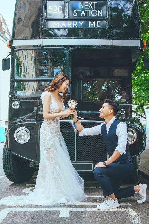 陳展鵬特別於寫有「520 Marry Me」的巴士前下跪求婚 陳展鵬特別於寫有「520 Marry Me」的巴士前下跪求婚