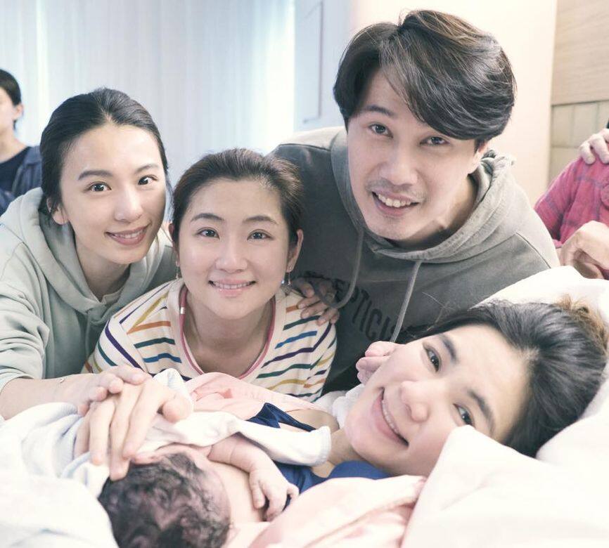 S.H.E感情好,甚至會以「老婆」相稱,Ella前年生B時,Selina和Hebe都有進產房陪着 S.H.E感情好,甚至會以「老婆」相稱,Ella前年生B時,Selina和Hebe都有進產房陪着