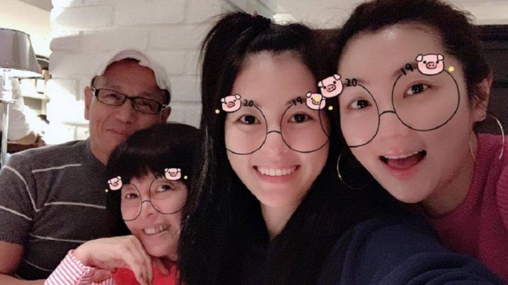 任爸爸又指,覺得自己與任媽媽的恩愛形象害了兩個女兒 任爸爸又指,覺得自己與任媽媽的恩愛形象害了兩個女兒