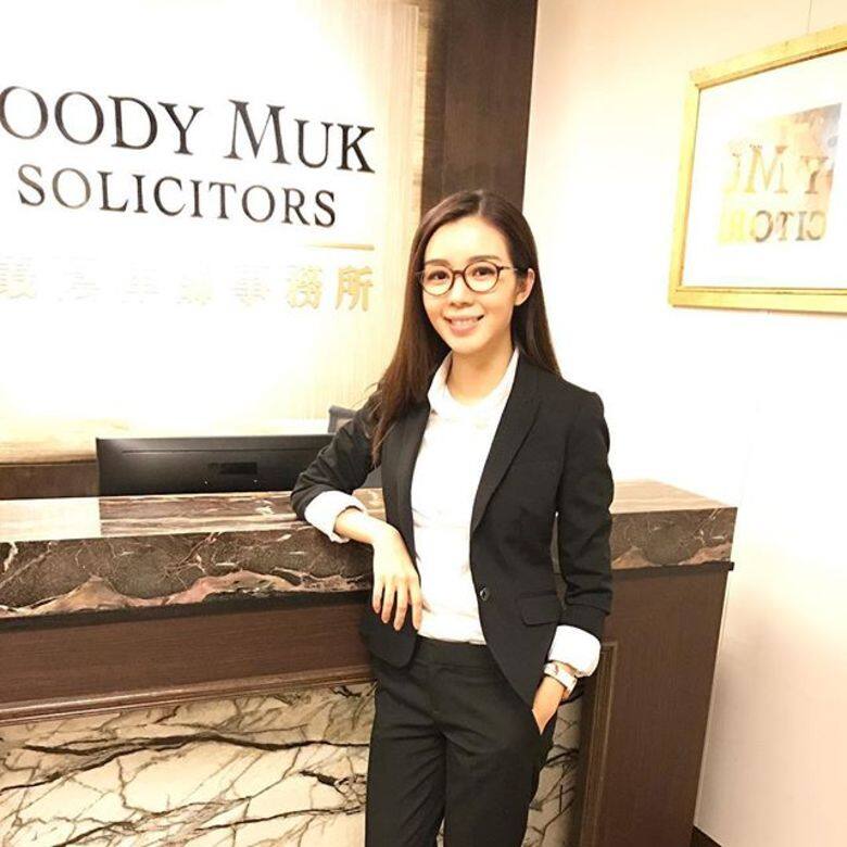 麥明詩最近於《是咁的,法官閣下》飾演事務律師 麥明詩最近於《是咁的,法官閣下》飾演事務律師