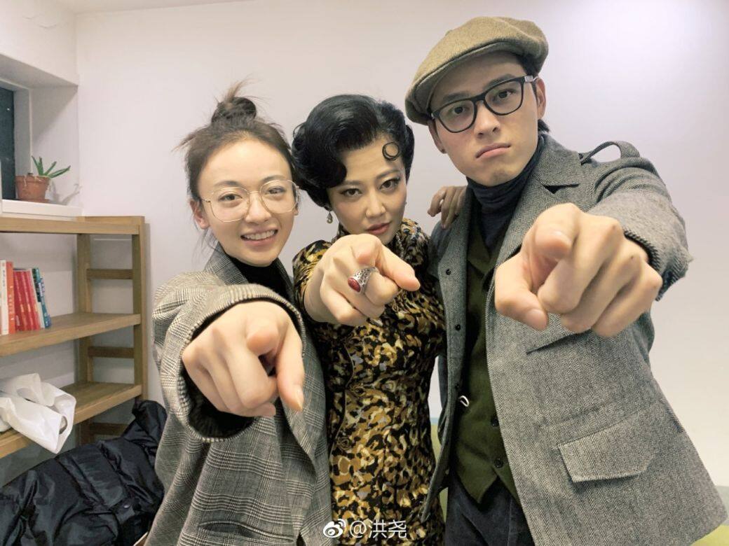 今年初吳謹言與洪堯一同去欣賞「高貴妃」譚卓的話劇 今年初吳謹言與洪堯一同去欣賞「高貴妃」譚卓的話劇