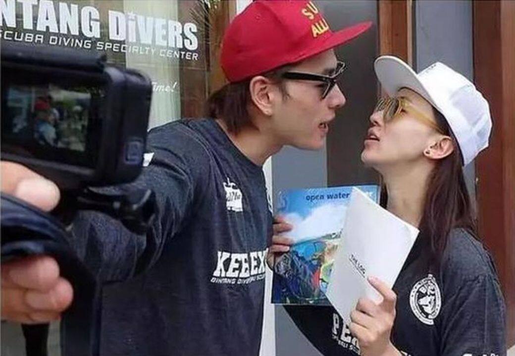 但網上又隨即傳出她與洪堯於峇里島的親暱合照 但網上又隨即傳出她與洪堯於峇里島的親暱合照