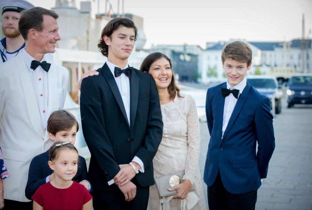 約阿基姆王子兩段婚姻共育有四名孩子，Nikolai是長子。照片中替兒子扶正畢