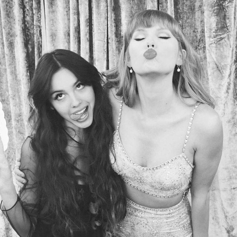 Olivia Rodrigo曾多次表示自己是Taylor Swift的粉絲,而她本人亦跟Taylor Swift一樣,精通結他、鋼 Olivia Rodrigo曾多次表示自己是Taylor Swift的粉絲,而她本人亦跟Taylor Swift一樣,精通結他、鋼
