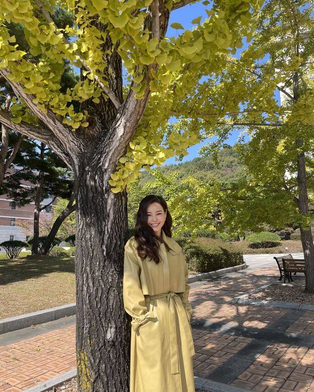 李荷妮的爸爸據指曾是韓國警察大學校長,媽媽則是知名的國樂伽倻琴 李荷妮的爸爸據指曾是韓國警察大學校長,媽媽則是知名的國樂伽倻琴