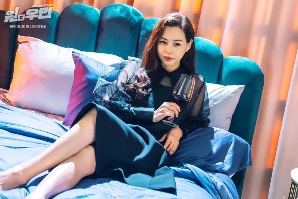 李荷妮畢業於韓國最高學府首爾大學國樂系,2010年更取得碩士學位。她跟 李荷妮畢業於韓國最高學府首爾大學國樂系,2010年更取得碩士學位。她跟