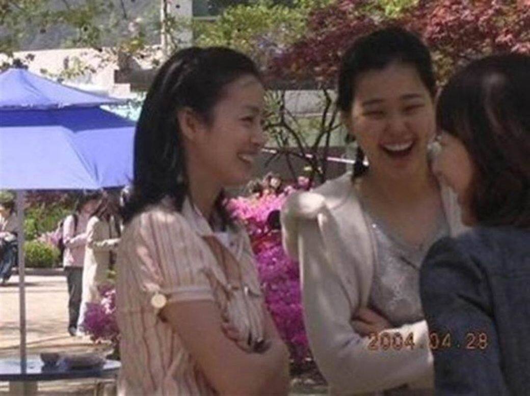 大學時金泰希已經出道,開始拍廣告等工作,但李荷妮只是普通大學生,當 大學時金泰希已經出道,開始拍廣告等工作,但李荷妮只是普通大學生,當