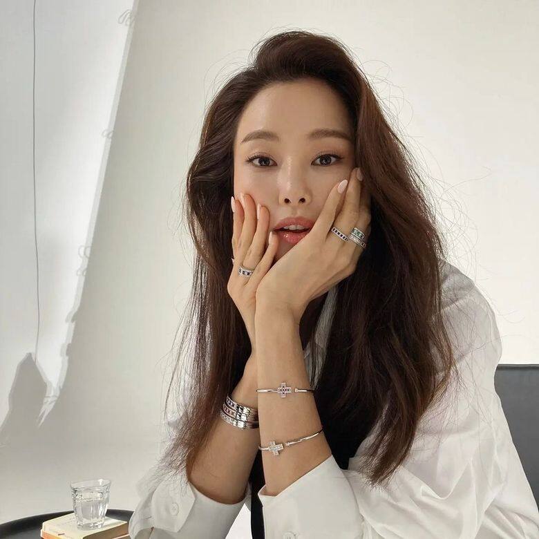 李荷妮曾在YG娛樂當練習生,當時的YG正準備推出第一隊女團2NE1,她 李荷妮曾在YG娛樂當練習生,當時的YG正準備推出第一隊女團2NE1,她