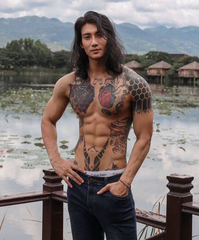 Paing Takhon於2014年以模特兒身分出道,因一身橫練的肌肉、一頭長髮和滿身型格 Paing Takhon於2014年以模特兒身分出道,因一身橫練的肌肉、一頭長髮和滿身型格