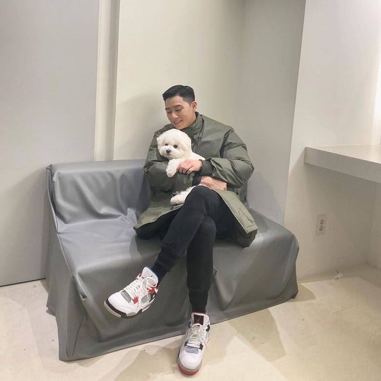 身為愛狗之人,朴敘俊常常會在IG上狂曬比熊犬「辛巴」的照片 身為愛狗之人,朴敘俊常常會在IG上狂曬比熊犬「辛巴」的照片