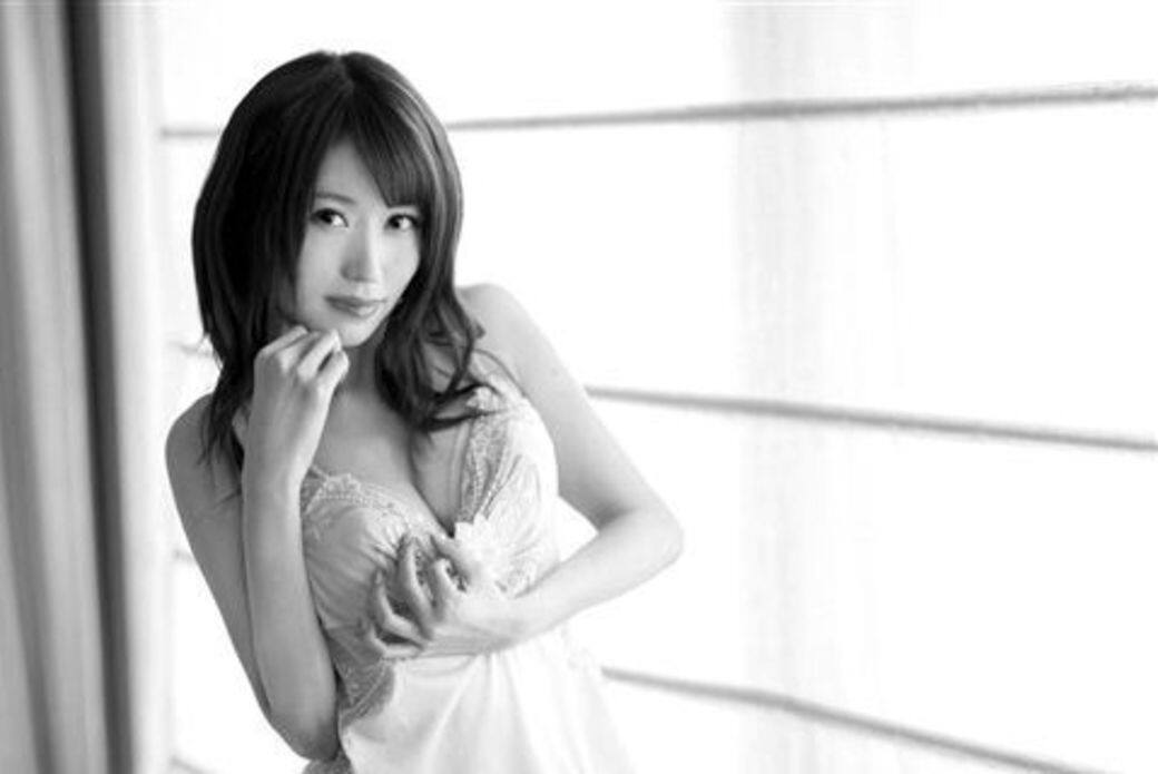 新近自殺的AV女優叫愛田飛鳥，前藝名「愛川柚季」，在1990年7月27日出生，死