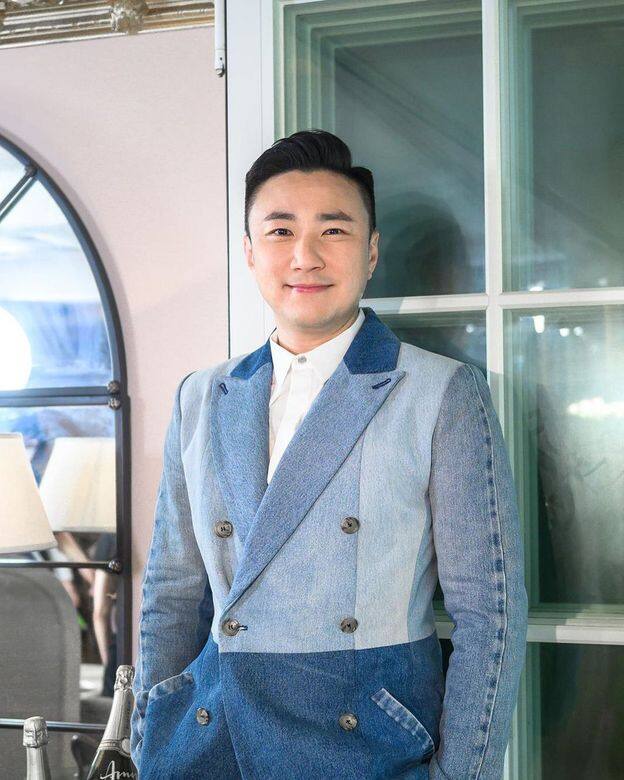 曾為大台「金牌司儀」接班人的Amigo崔建邦,曼為人熟悉的有與唐詩詠的8年 曾為大台「金牌司儀」接班人的Amigo崔建邦,曼為人熟悉的有與唐詩詠的8年