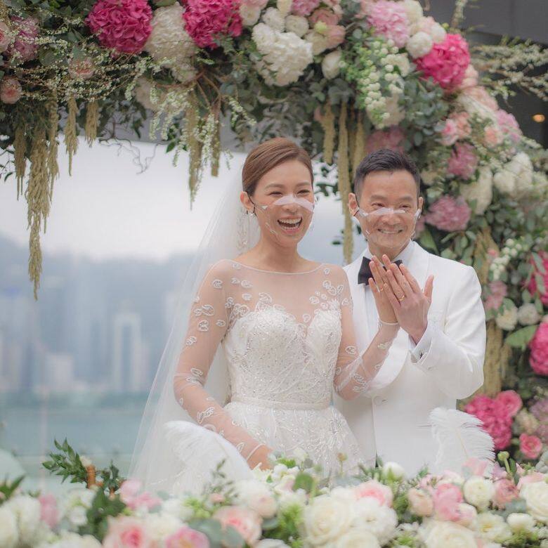 婚禮當日,朱慧敏與老公陳良貴以金戒指作為婚戒,簡單之餘亦具有「情比 婚禮當日,朱慧敏與老公陳良貴以金戒指作為婚戒,簡單之餘亦具有「情比