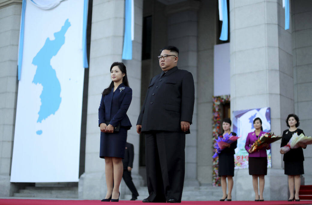 種種觀察都可看出金正恩頗為寵愛李雪主。至於為何金正恩當年已娶妻 種種觀察都可看出金正恩頗為寵愛李雪主。至於為何金正恩當年已娶妻
