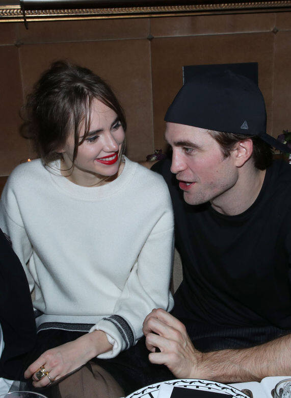 據悉兩人打得火熱，據報道，Robert Pattinson聖誕及新年跟隨女友及其家人一同在倫