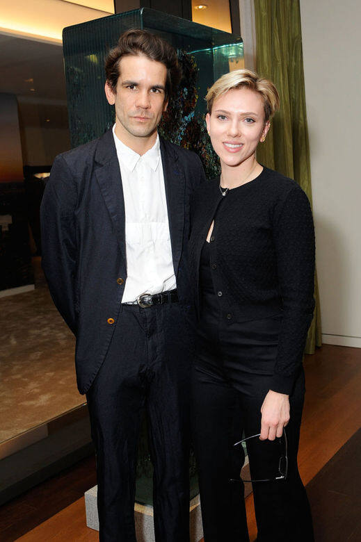 如今各自都有新家庭,多年後大家才推測到他們離婚的原因。Scarlett Johansson曾經在 如今各自都有新家庭,多年後大家才推測到他們離婚的原因。Scarlett Johansson曾經在