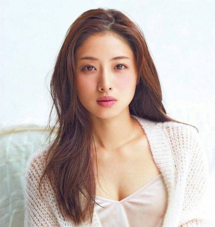 除了因為遇到對的人,有指石原突然想結婚也與媽媽有關,因為母親患上 除了因為遇到對的人,有指石原突然想結婚也與媽媽有關,因為母親患上