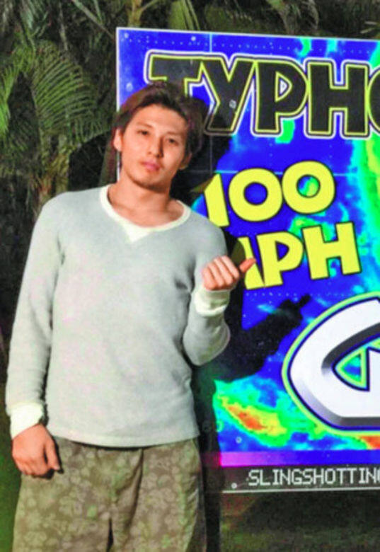 從曝光的男方照片中,可見他五官立體深邃,體態結實,不少網友更形容他 從曝光的男方照片中,可見他五官立體深邃,體態結實,不少網友更形容他