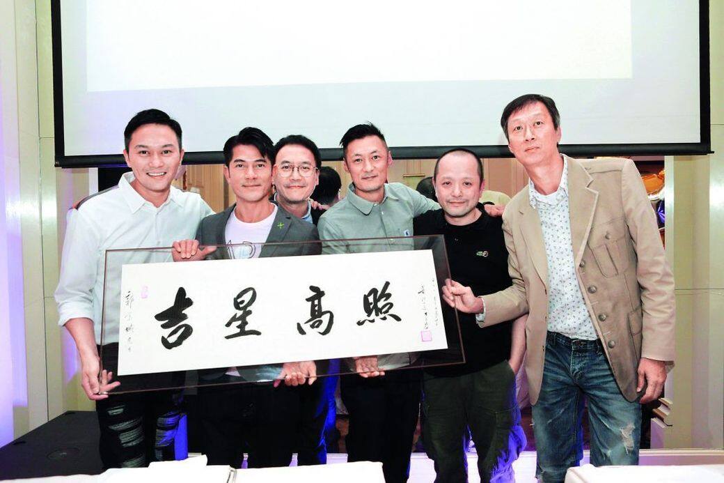 早年余文樂曾經是城城、沈嘉偉、張智霖的邊爐腳,更有指他因為要「埋堆」換 早年余文樂曾經是城城、沈嘉偉、張智霖的邊爐腳,更有指他因為要「埋堆」換