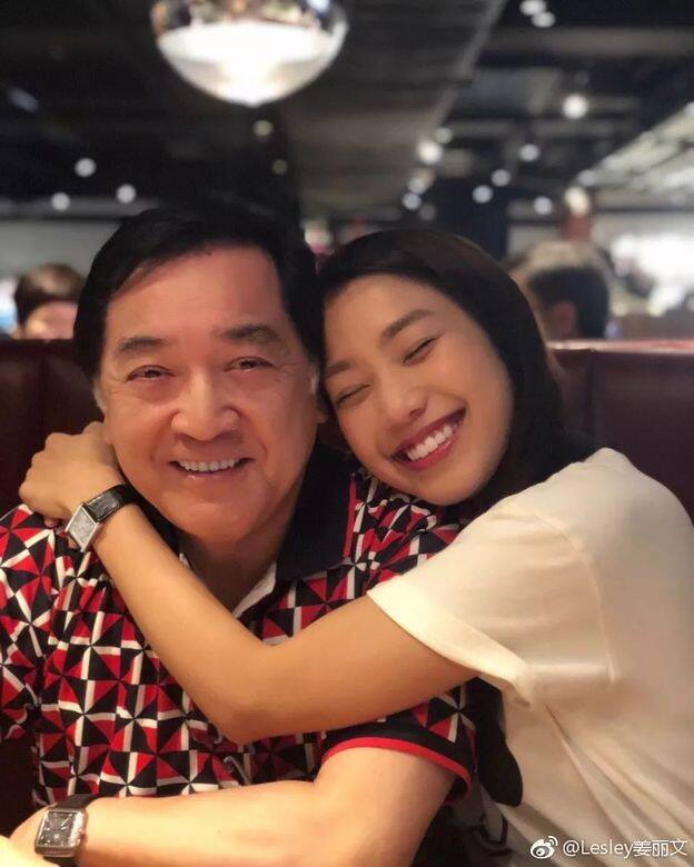 秦沛現年75歲,兒子姜文杰及女兒姜麗文都是演藝界一員,一家人不時在 秦沛現年75歲,兒子姜文杰及女兒姜麗文都是演藝界一員,一家人不時在