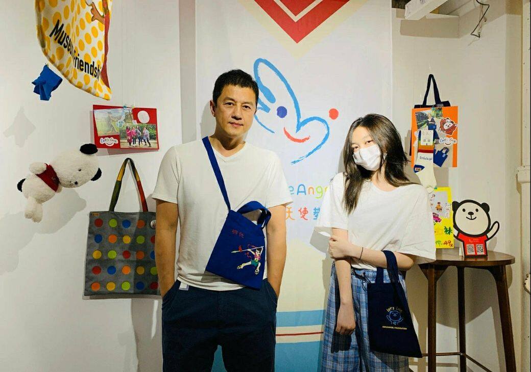 李亞鵬與王菲離婚之後,女兒李嫣由李亞鵬照顧。一直以來,這位單親爸爸 李亞鵬與王菲離婚之後,女兒李嫣由李亞鵬照顧。一直以來,這位單親爸爸