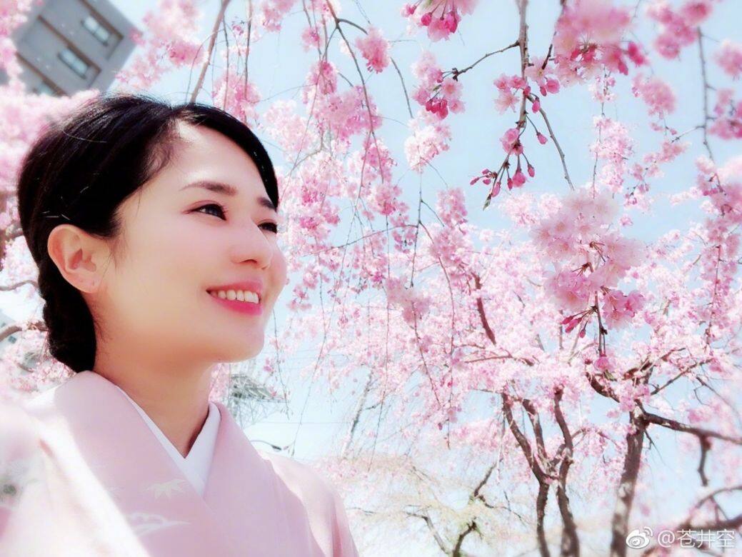 今年的1月1日,實質引退AV界多年的蒼井空更宣佈結婚,丈夫是東京的 今年的1月1日,實質引退AV界多年的蒼井空更宣佈結婚,丈夫是東京的
