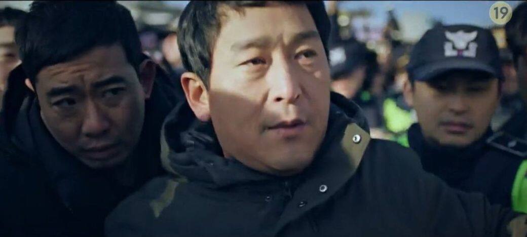 《模範計程車》劇中的趙斗哲刑滿釋放事件,是以「趙斗淳」為原型。2008年,趙斗淳 《模範計程車》劇中的趙斗哲刑滿釋放事件,是以「趙斗淳」為原型。2008年,趙斗淳