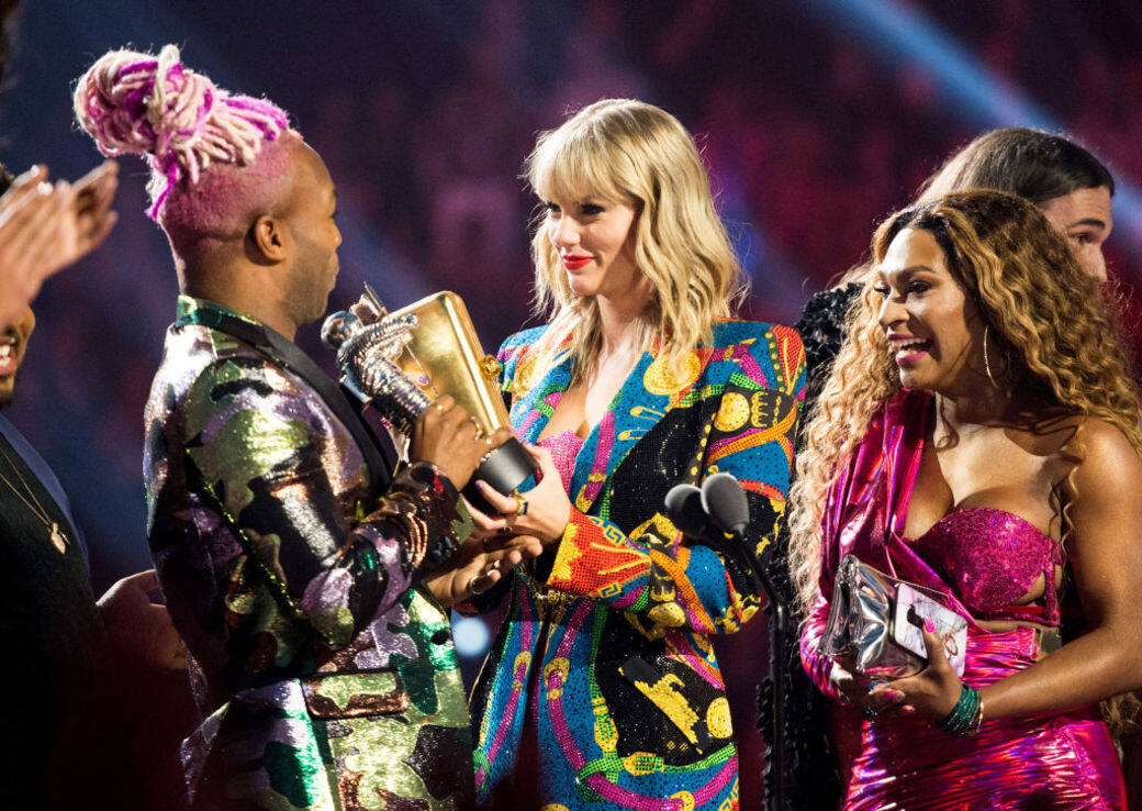 原來7月時,Taylor Swift的前公司Big Machine Records波士Scott Borchetta,已經以3億美元將公司賣給 原來7月時,Taylor Swift的前公司Big Machine Records波士Scott Borchetta,已經以3億美元將公司賣給