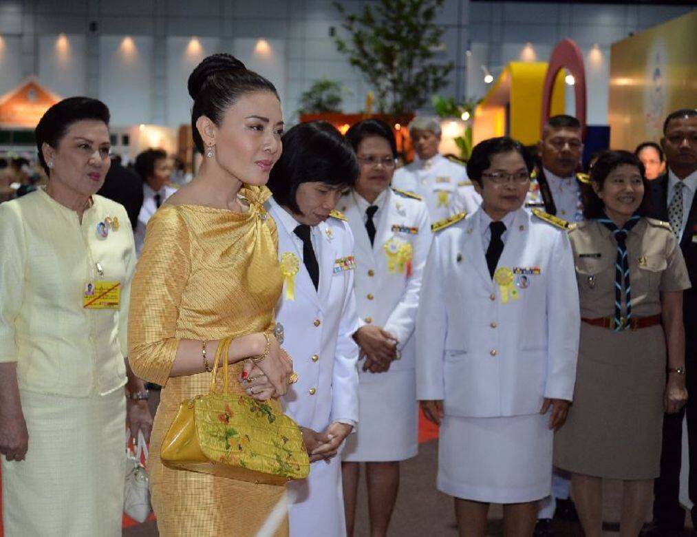 入宮後她繼續學業,2002年於Sukhothai Thammathirat Open University取得管理科學學士學位,由瓦吉拉隆 入宮後她繼續學業,2002年於Sukhothai Thammathirat Open University取得管理科學學士學位,由瓦吉拉隆
