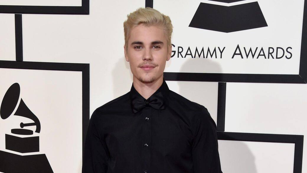 但Justin Bieber對格林美獎相對友善,在Instagram帖文尾聲中「戴頭盔」,向格林美獎主辦方 但Justin Bieber對格林美獎相對友善,在Instagram帖文尾聲中「戴頭盔」,向格林美獎主辦方