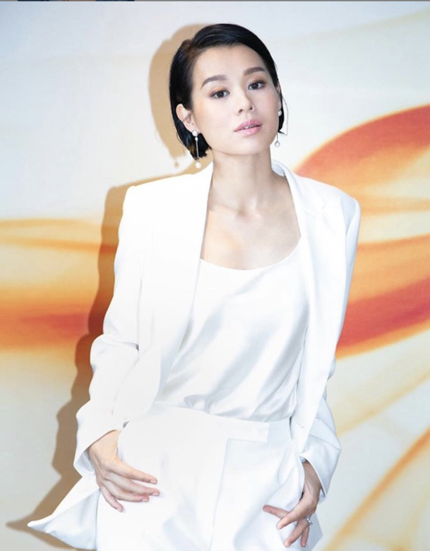 胡杏兒公開的另一半不多:入行時公開有位中意混血男友,其後便與黃宗 胡杏兒公開的另一半不多:入行時公開有位中意混血男友,其後便與黃宗