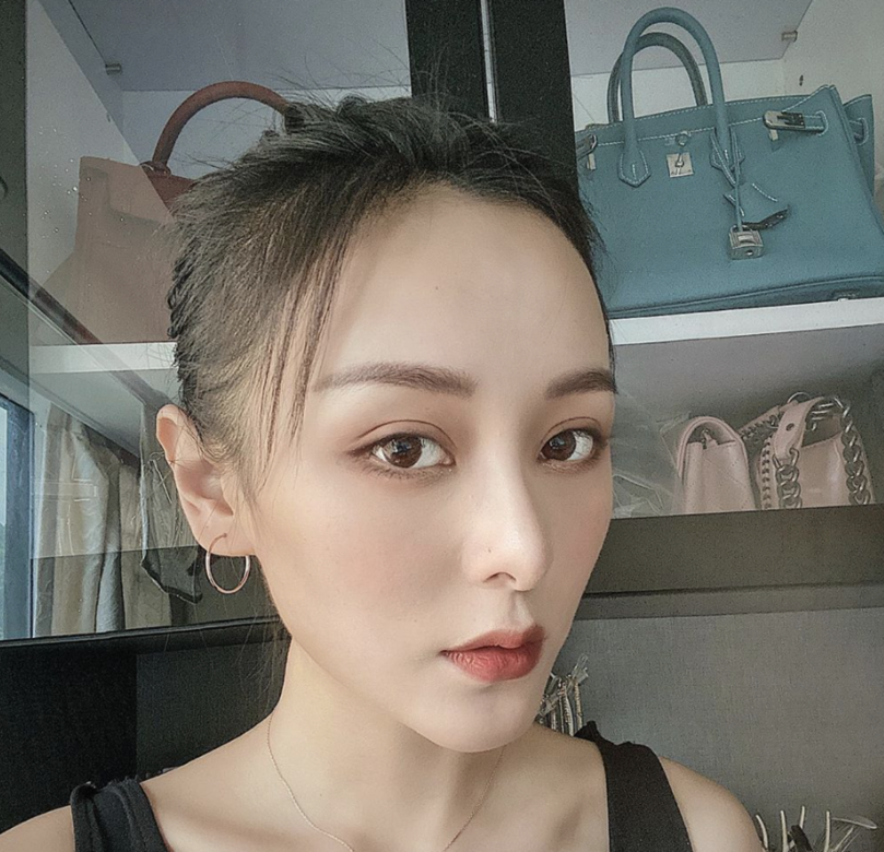 Jeana不經不覺入行已經十年,不過她這十年傳出的緋聞不算多,只有2013年與 Jeana不經不覺入行已經十年,不過她這十年傳出的緋聞不算多,只有2013年與