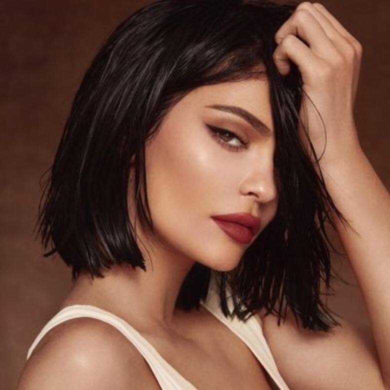 而22歲的細孖Kylie Jenner創立化妝品品牌Kylie Cosmetics後