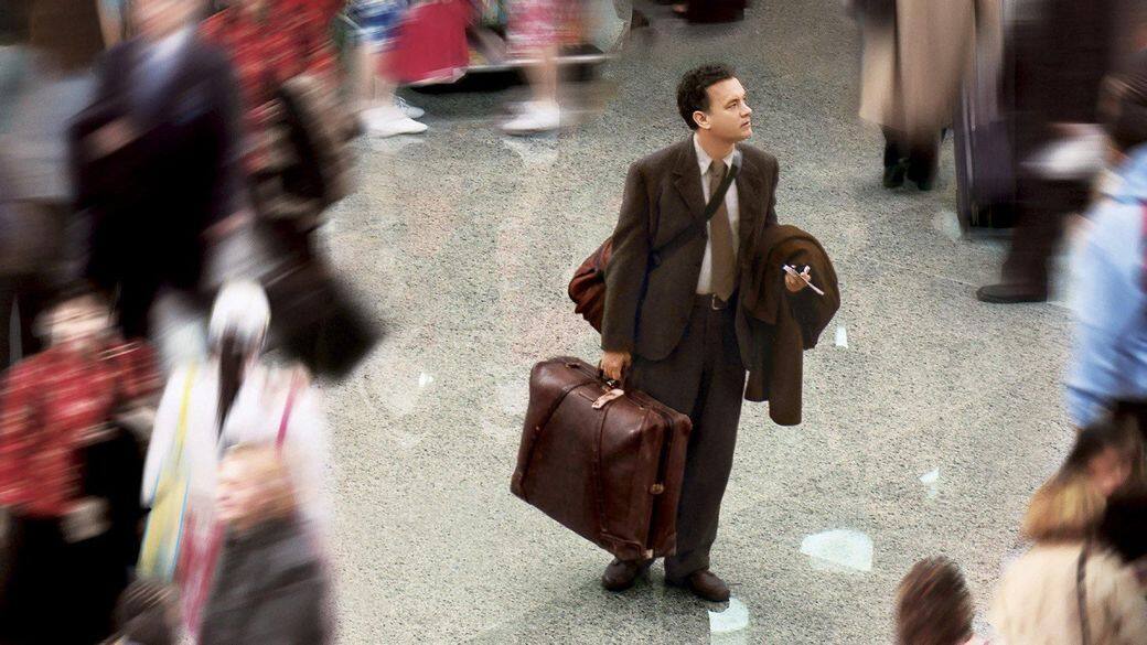 《機場客運站》：又除了當飛機長，Tom Hanks也當過飛機場難民，《機》片講述他因為祖