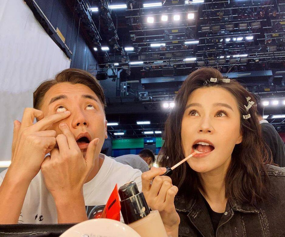 黃翠如又大數洪永城的缺點,指對方:「又污糟又煩又大男人,脾氣又差,又冇 黃翠如又大數洪永城的缺點,指對方:「又污糟又煩又大男人,脾氣又差,又冇